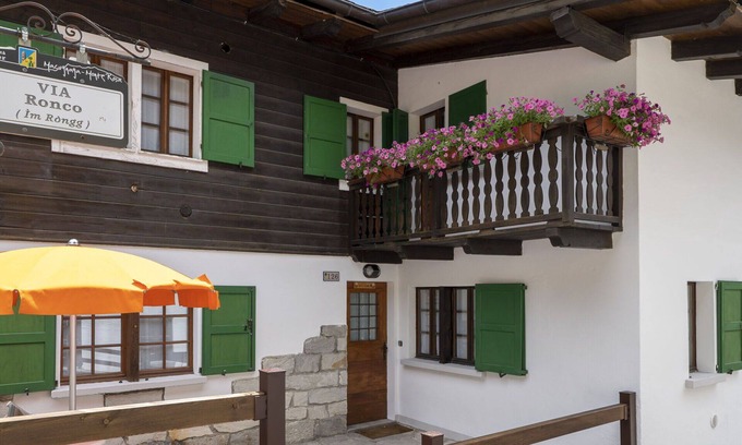 Macugnaga Apartamento | Acogedor apartamento con TV, balcón, mascotas permitida, vista panorámica y aparcamiento
