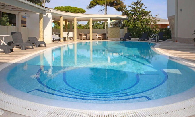Terracina Apartamento | Hermoso apartamento con piscina, WIFI, A/C, TV, balcón, mascotas permitida y aparcamiento