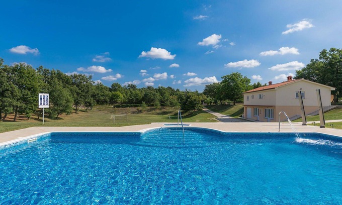Debeljuhi Apartamento | Acogedor apartamento para 8 personas con WIFI, A/C, piscina, TV, terraza y aparcamiento