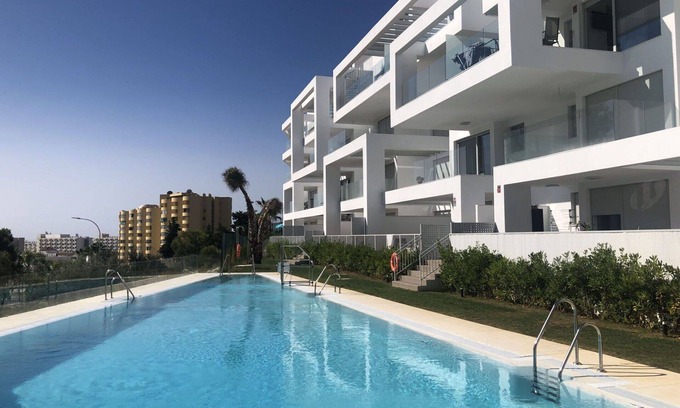 Carihuela Apartamento | Hermoso apartamento para 4 personas con WIFI, A/C, piscina, TV y terraza