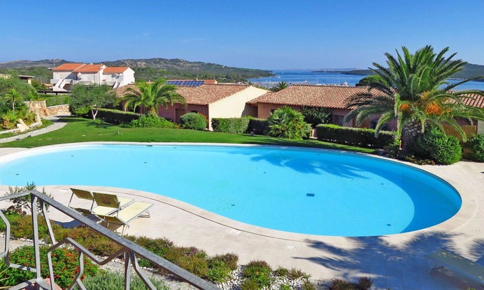 Porto Pozzo Apartamento | Acogedor apartamento con A/C, WIFI, piscina, terraza, mascotas permitida y aparcamiento