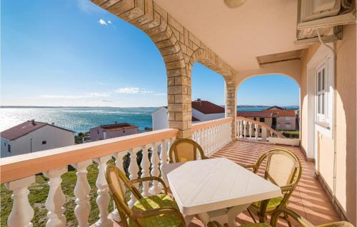 Rtina Apartamento | Nice Apartment In Rtina With Wifi