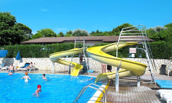 Cisano Casa | Bonito apartamento en villa para 6 personas con A/C, piscina, WIFI, terraza y aparcamiento