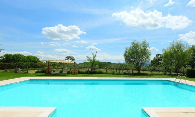 Trevinano Villa | Bonito apartamento en villa con WIFI, piscina, balcón, mascotas permitida y aparcamiento