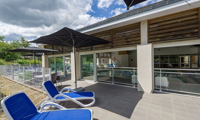 Saumur Casa | Hermoso apartamento en villa con internet, piscina, TV, terraza, mascotas permitida y aparcamiento