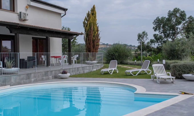 Citta Sant'Angelo Villa | Bonito apartamento en villa con piscina, A/C, WIFI, TV, patio, mascotas permitida, vista panorámica