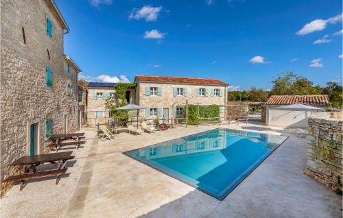 Karlovici Apartamento | Nice Apartment In Zminj With Wifi