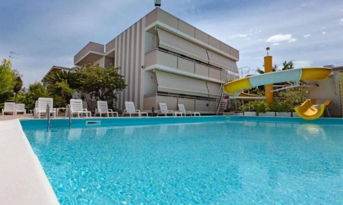 Alba Adriatica Apartamento | Acogedor apartamento con piscina, WIFI, A/C, TV, balcón, mascotas permitida y aparcamiento
