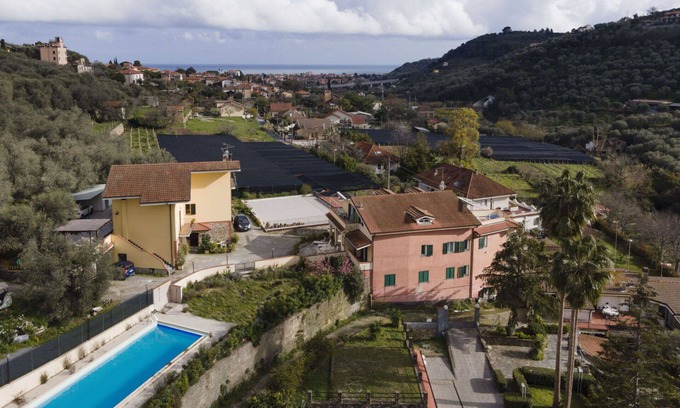 Diano Castello Apartamento | Bonito apartamento para 4 personas con piscina, WIFI, TV, terraza, mascotas permitida y aparcamiento
