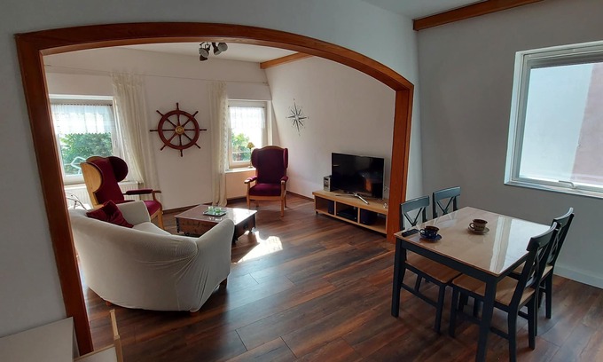 Kamp-Bornhofen Apartamento | Nice apartment right on the Rhine; mountain-side balcony; centrally located