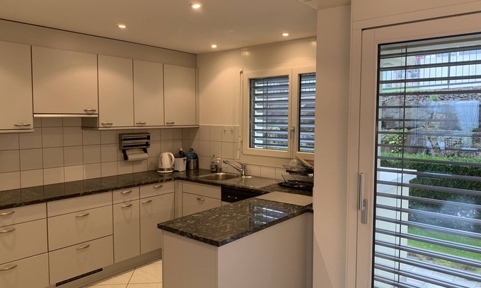 Hunenberg Apartamento | Bonito apartamento con jardín y vistas a las montañas, granjas y colinas.