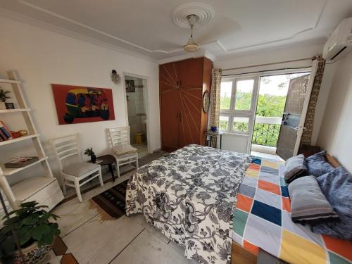 Jangpura Casa | Nice Bedroom with Private Ensuite Bathroom