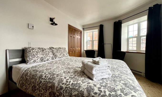 Saint-Jean-Baptiste Apartamento | Nice condo with mezzanine floor and terrace.