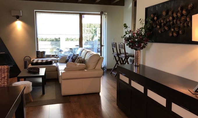 Err Casa | Bonita casa esquinera con jardín y buenas vistas