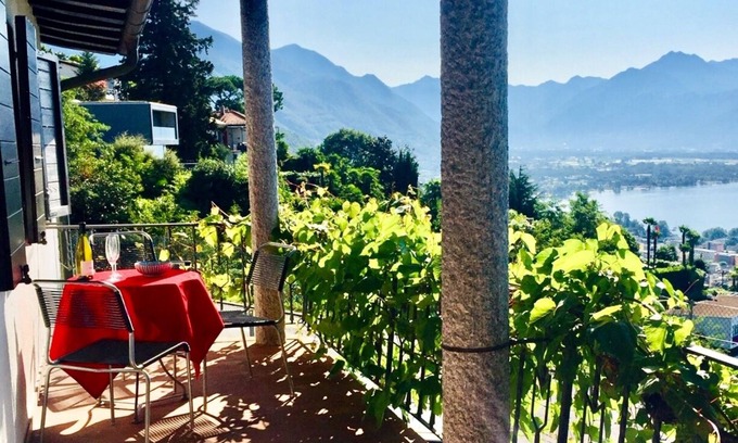 Orselina Casa | Bonita casa de vacaciones con piscina, jardín y terraza, zona tranquila + vista maravillosa