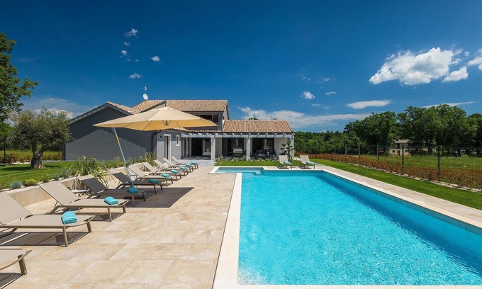 Grandici Casa | Bonita casa en Barban con piscina privada, puede ser interior o exterior.