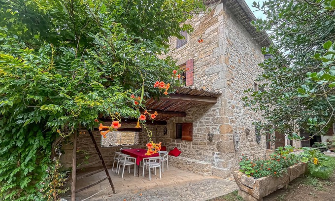 Barjac Casa | Nice home in Barjac with WiFi