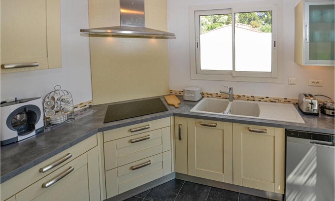 Ceyreste Casa | Nice home in Ceyreste with 5 Bedrooms, Jacuzzi and Outdoor swimming pool