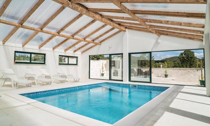 Central Dalmatia Casa | Bonita casa en Kresevo Brdo con piscina
