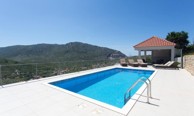 Zrnovnica Casa | Nice home in Zrnovnica