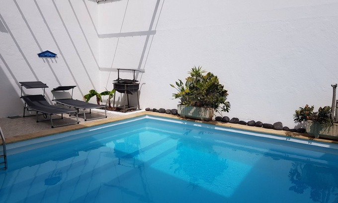 Caleta de Famara Casa | Casa en Famara, piscina, wifi, cerca de la playa.