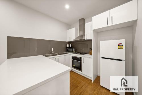 McKinnon Casa | Nice house walking to shopping center