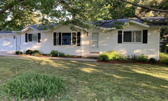 Como Casa | Nice house with large lot close to bars and Lake Geneva