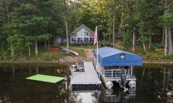 Birchwood Cabina | Nice Lake Escape Hot Tub Pontoon ATV Snowmobile Trails Lakefront & More!