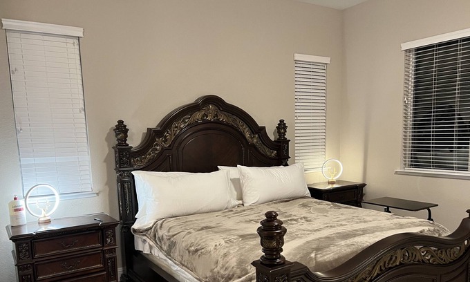 Brentwood Casa | Nice Master bedroom in Brentwood