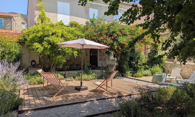 Nyons Casa | Bonita casa antigua con jardín en el centro de Nyons