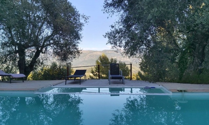 Contes Casa | Bella y tranquila casa con piscina en las montañas cerca del mar