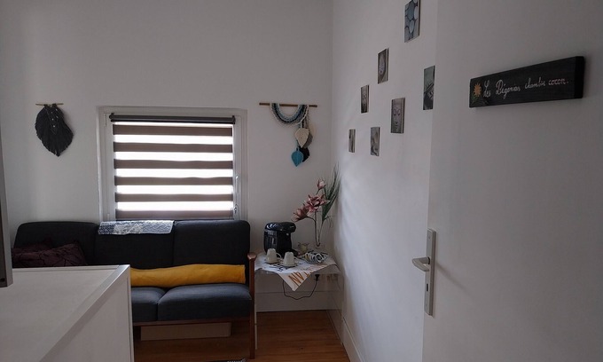 Sausheim Cama Y Desayuno | Nice quiet room with adjoining living room A plus, large garden with terrace