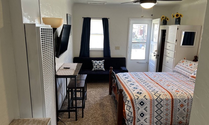 Winslow Apartamento | Nice Quite Studio Apartment with Queen Bed, Full kitchen and bath near Down Town