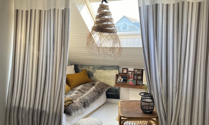 Bellevue Cama Y Desayuno | Nice room for rent. Independent space upstairs. Relaxation area.