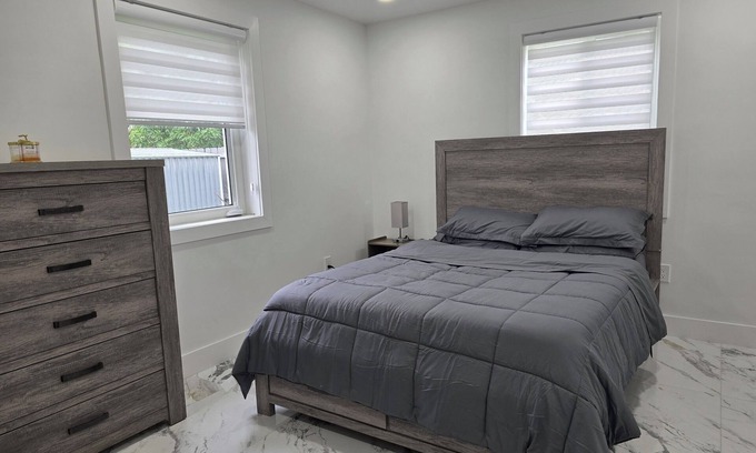 Golden Glades Casa | Nice room with private bathroom in a great location.