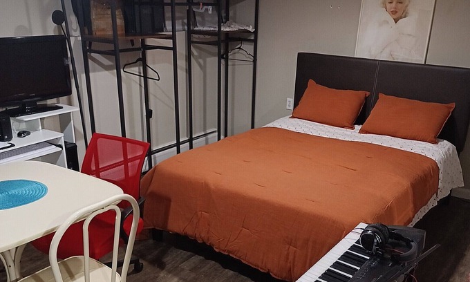 Fair Lawn Apartamento | Nice Studio Basement apartment. . FREE PARKING!