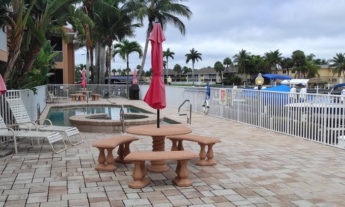 Caloosahatchee Complejo | Nice sunset condo in Cape Coral on the canal