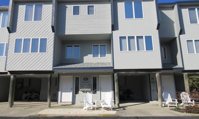 North Beach Haven Condominio | Nice townhouse style condo with pool in Brant Beach. Unit overlooks pool and is a short walk to.