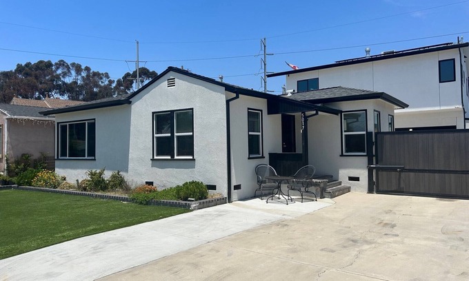 Hawthorne Casa | Nice two bedroom home near, beach, So-fi & LAX