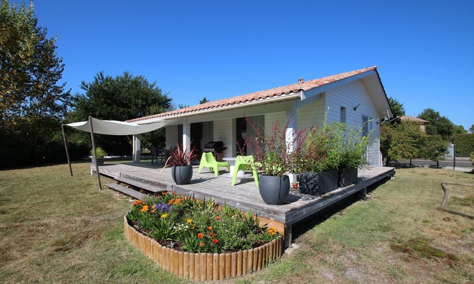Sanguinet Casa | Bonita casa de madera en un lote grande, cerca del lago y del centro