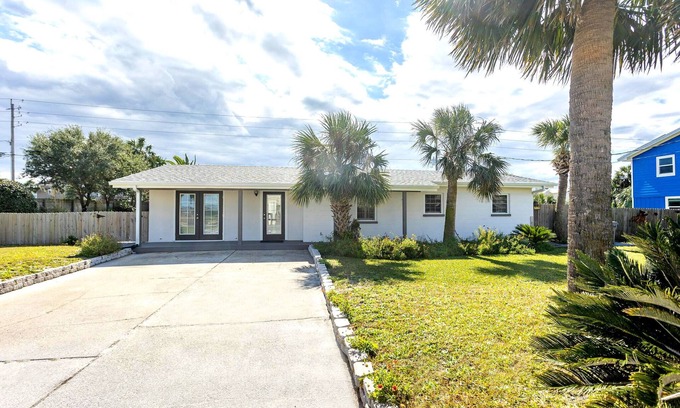 Florida Panhandle Casa | Nicely decorated 4 bedroom Sound View Home w/ Large Back Yard! Pet friendly!