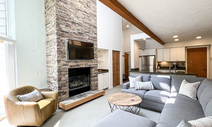 Petoskey Condominio | Nicely Decorated 3 Bd LAKESIDE CLUB #56 - Close to Ski Hills + Indoor pool!