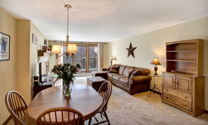 Central Vermont- Killington Condominio | Esquí en / esquíe directamente desde su puerta con piscina, jacuzzi y gimnasio