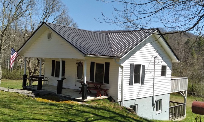 Lake Toxaway Casa | Nicely located, Cozy, PET Friendly cottage in beautiful Lake Toxaway, NC