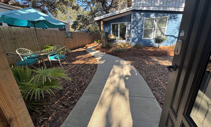 Fort Walton Beach - Destin Casa | Niceville FL Charming 2-bedroom house with WiFi, AC OUTDOOR kitchen and LR