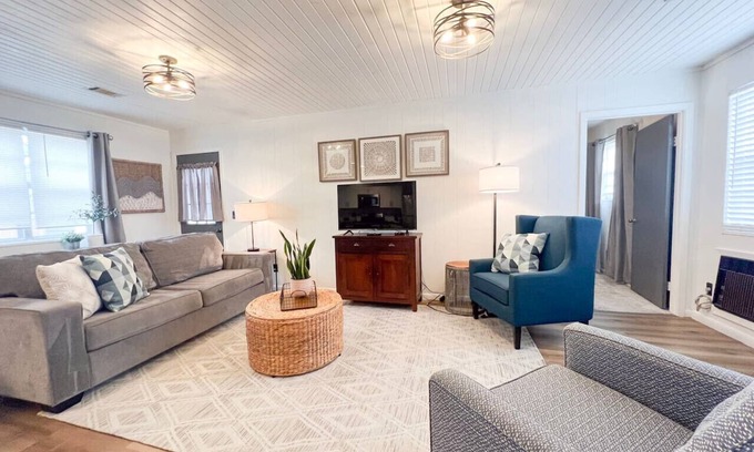 Mountain View Casa | Niche on Main ~Walk to the Square!