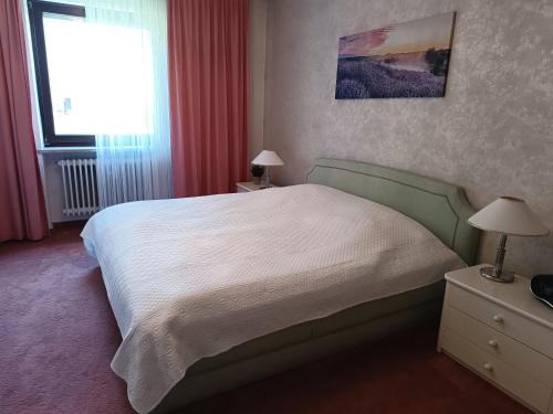 Tutzing Casa | Nichtraucher-Zimmer, mit Sonnenaufgang, Kühlschrank, Ventilator und ruhiger Innenhof Obergeschoss bei Koberstein