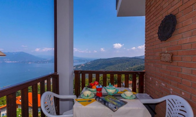 Levo Apartamento | Nicoletta's Lake View On Stresa Hills