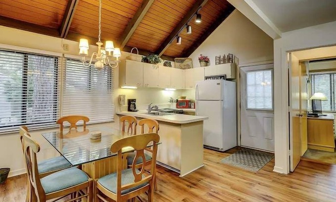 Night Heron Condominio | Night Heron 2 BDR plus loft villa in Sea Pines. Community Pool and Close to Beach Paths.