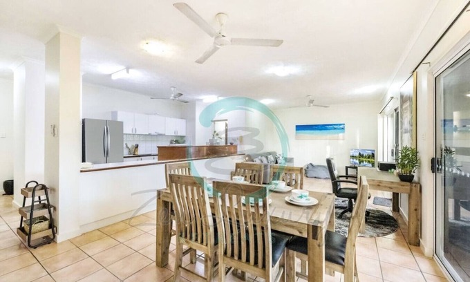 Nightcliff Condominio | Nightcliff Foreshore: Pool ~ Outdoor Dining ~ BBQ